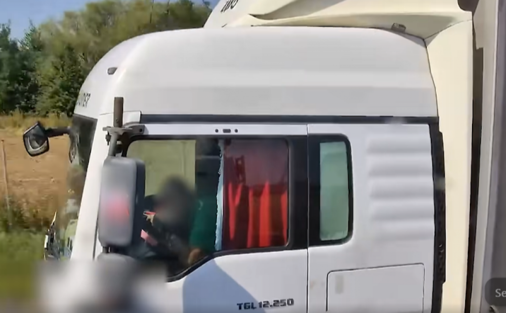 Kamionista obedoval na palubnej doske priamo počas jazdy.