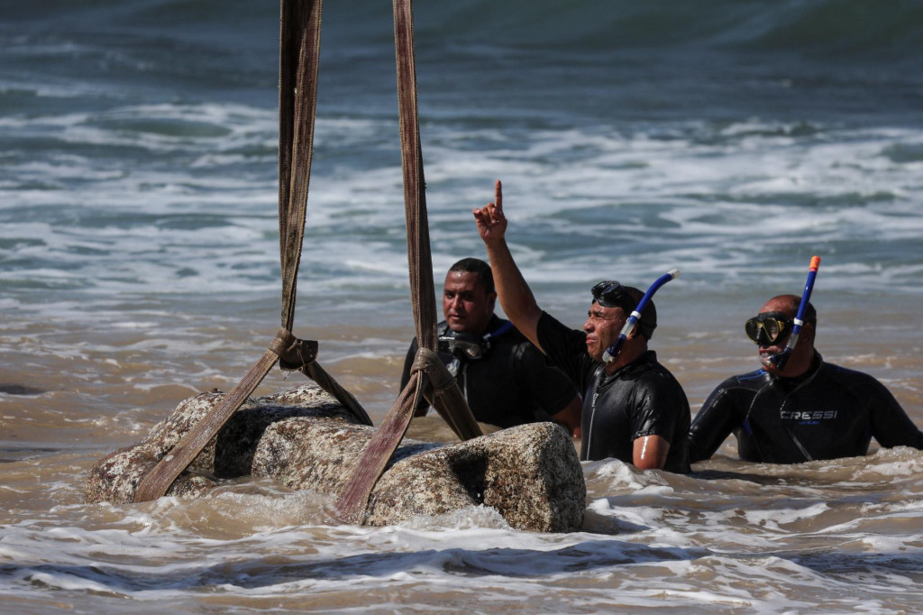 Egyptskí potápači pracujú na vyťahovaní ponorených artefaktov.FOTO: Reuters