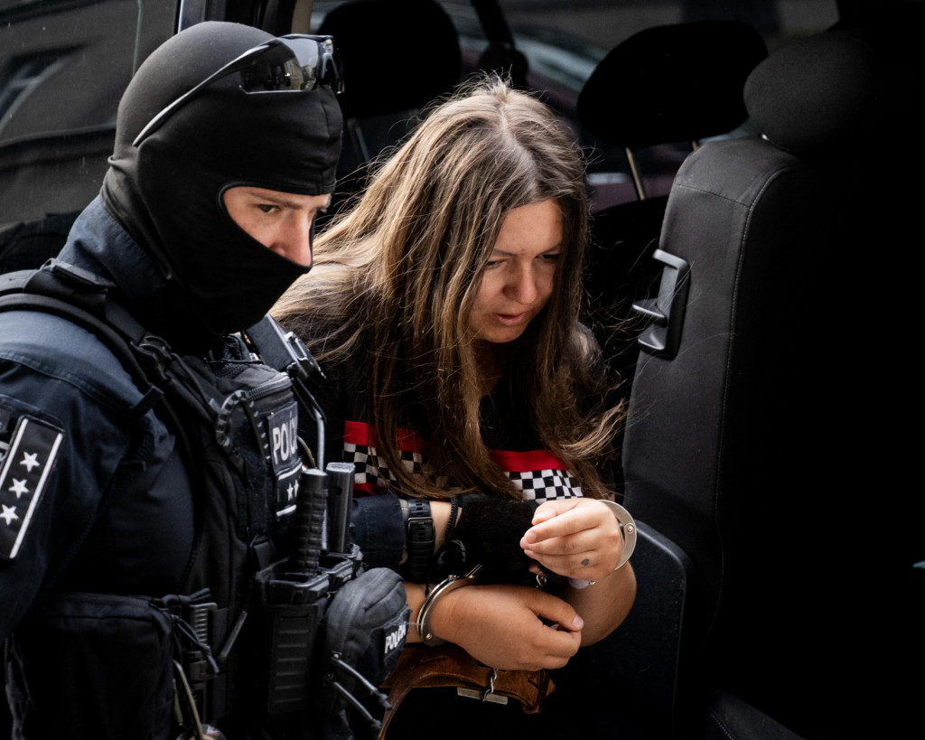 Obvinená žena v príprade tragédie v Ružinove, pri ktorej zomreli dve deti, prichádza na výsluch na Mestský súd Bratislava I. FOTO. TASR/Jakub Kotian