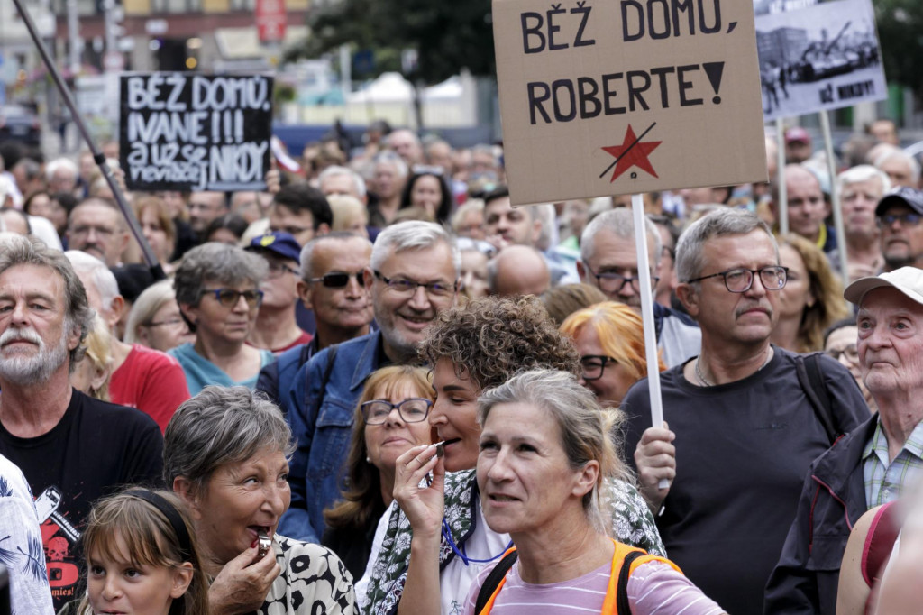 Ľudia počas spomienkového zhromaždenia pri príležitosti 57. výročia okupácie Československa vojskami Varšavskej zmluvy v Bratislave vo štvrtok 21. augusta 2025. FOTO: TASR/Daniel Veselský