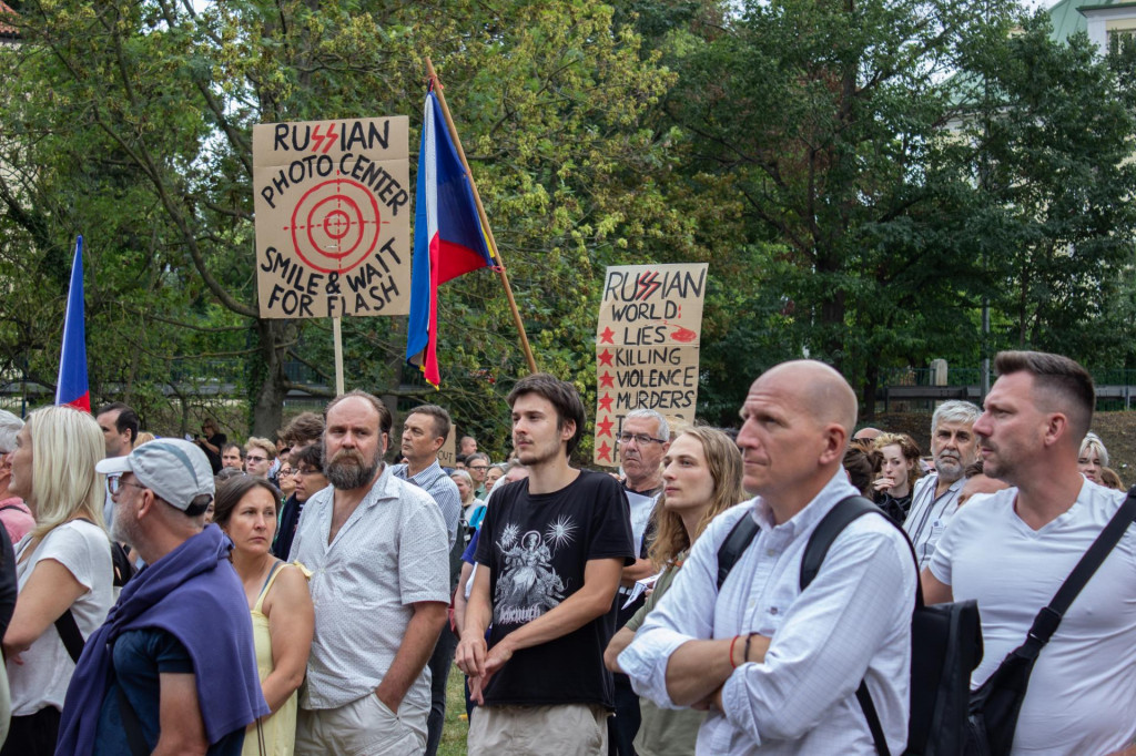 Protestujúci ľudia pred Veľvyslanectvom Ruskej federácie v ČR v Prahe na demonštrácii s názvom Choď domov, Ivan, na ktorej si pripomenuli výročie invázie vojsk Varšavskej zmluvy do Československa v auguste 1968. FOTO: TASR/Barbora Vizváryová