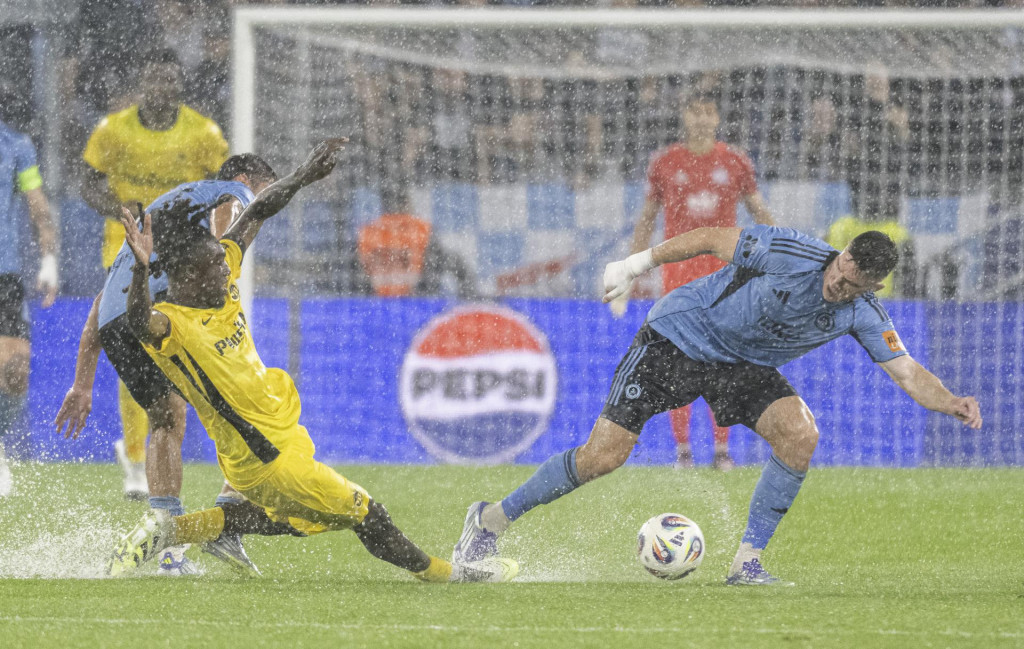 Hráč Slovana Danylo Ignatenko a hráč YB Bern Tanguy Zoukrou v prvom zápase play-off Európskej ligy UEFA 2025/26 ŠK Slovan Bratislava - BSC Young Boys vo štvrtok 21. augusta 2025 v Bratislave. FOTO: TASR/Martin Baumann