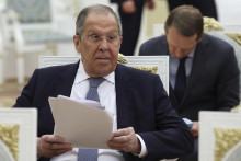 Ruský minister zahraničných vecí Sergej Lavrov čaká na pracovné stretnutie s ruským prezidentom Vladimirom Putinom, aby diskutovali o výsledkoch rusko-amerického samitu na Aljaške v Kremli v Moskve v Rusku. FOTO: TASR/AP