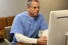 Erik Menendez čaká na telekonferenciu pred komisiou pre podmienečné prepustenie v nápravnom zariadení v San Diegu 21. augusta 2025.  FOTO: California Department of Corrections