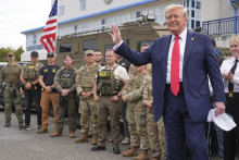 Americký prezident Donald Trump hovorí počas návštevy policajtov a príslušníkov Národnej gardy nasadených vo Washingtone. FOTO: TASR/AP