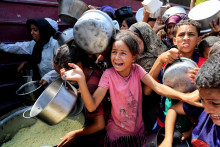 Palestínčania čakajú na jedlo v Gaze. FOTO: Reuters