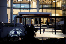 Logo amerického výrobcu čipov Intel. FOTO: Reuters