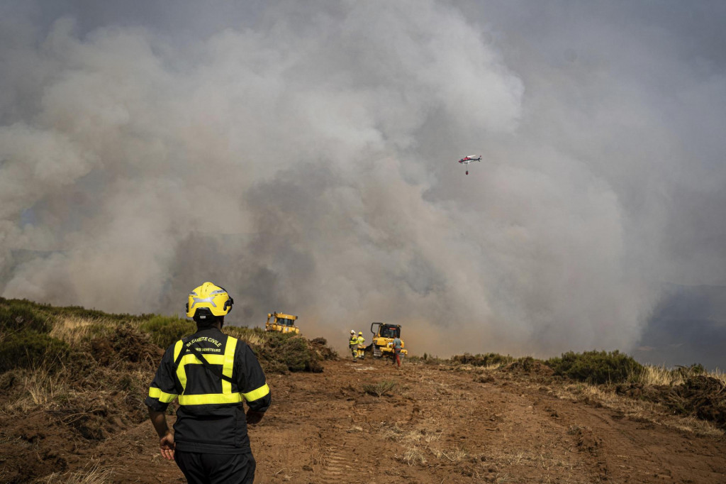 Francúzski hasiči na ceste k lesnému požiaru v blízkosti Corporales v severnom Španielsku. FOTO: TASR/AP