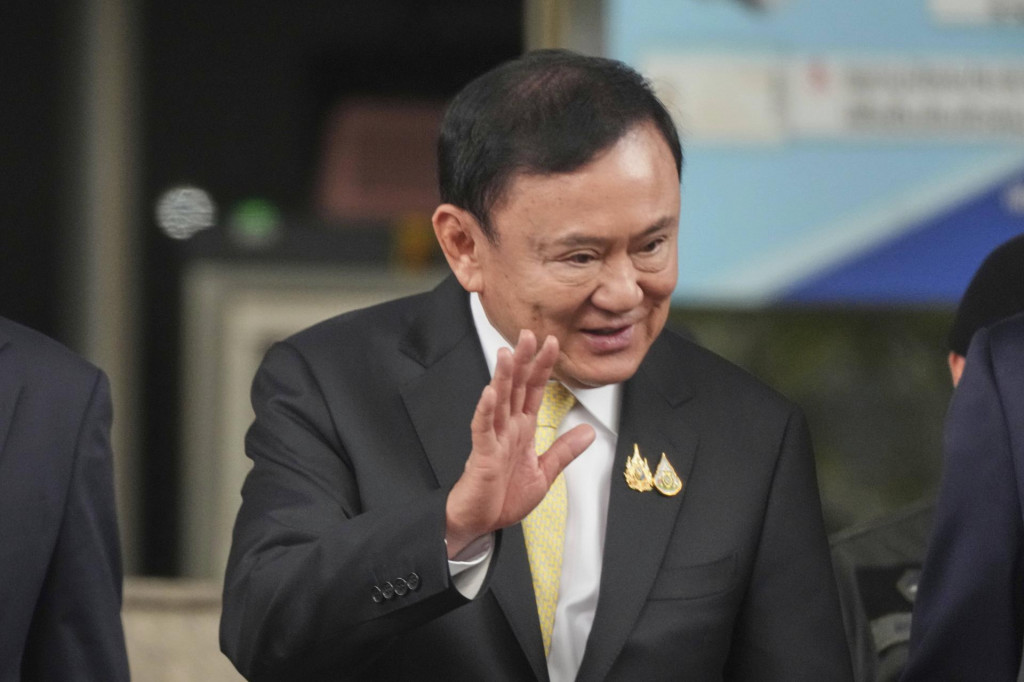 Bývalý thajský premiér Thaksin Šinavatra odchádza zo súdu v Bangkoku. FOTO: TASR/AP