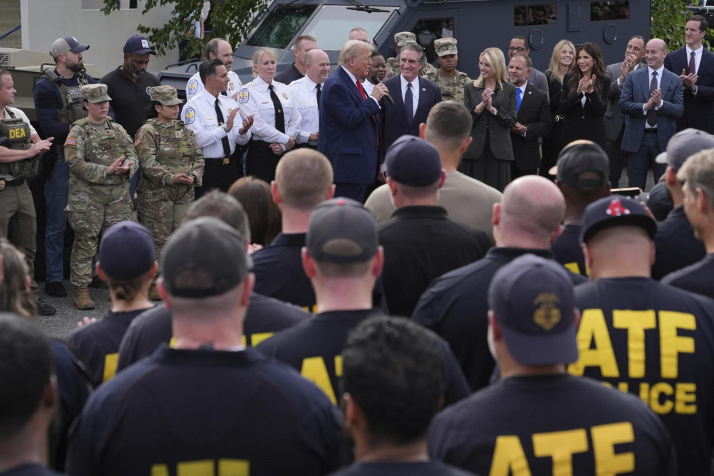 Americký prezident Donald Trump hovorí počas návštevy policajtov a príslušníkov Národnej gardy nasadených vo Washingtone. FOTO: TASR/AP