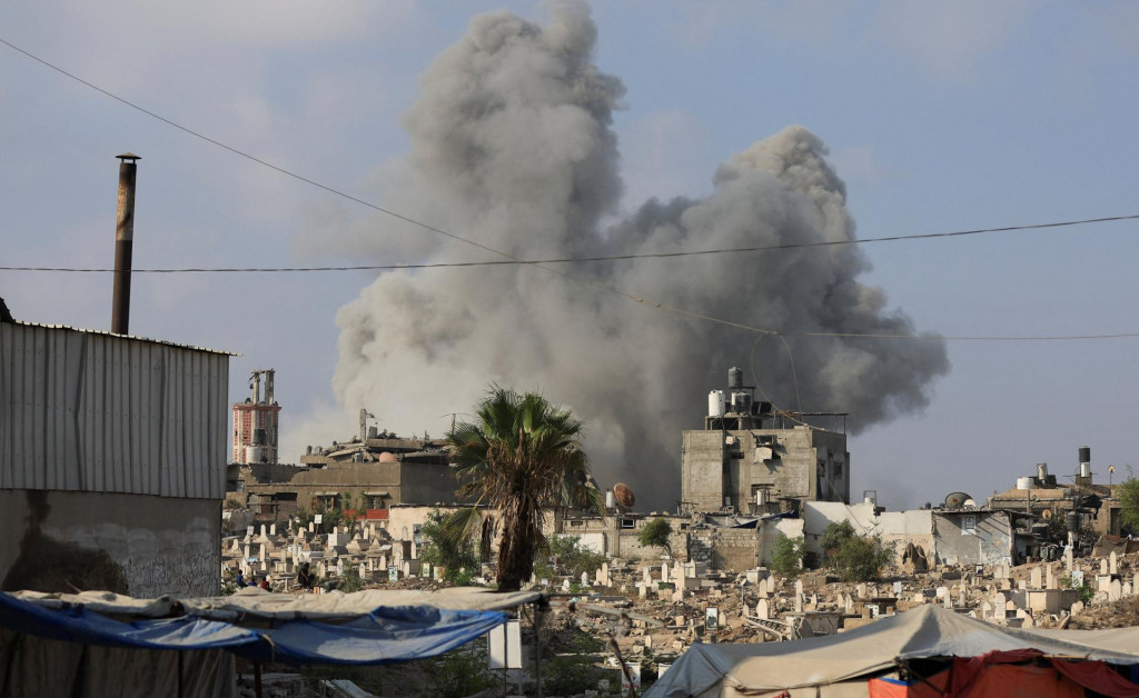 Po izraelskom útoku v meste Gaza stúpa dym. FOTO: Reuters