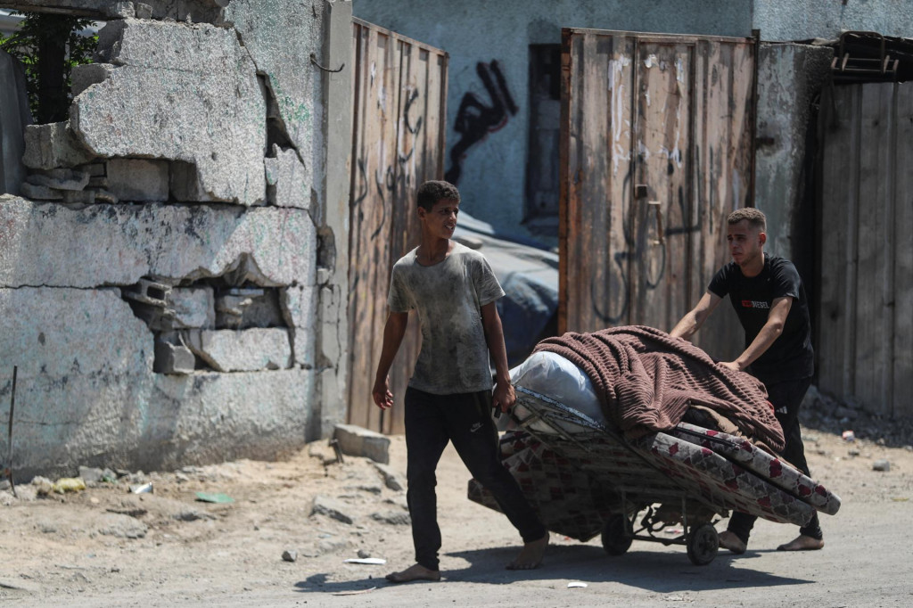 Vys&iacute;dlen&iacute; Palest&iacute;nčania utekaj&uacute; počas izraelskej vojenskej oper&aacute;cie v meste Gaza. FOTO: Reuters