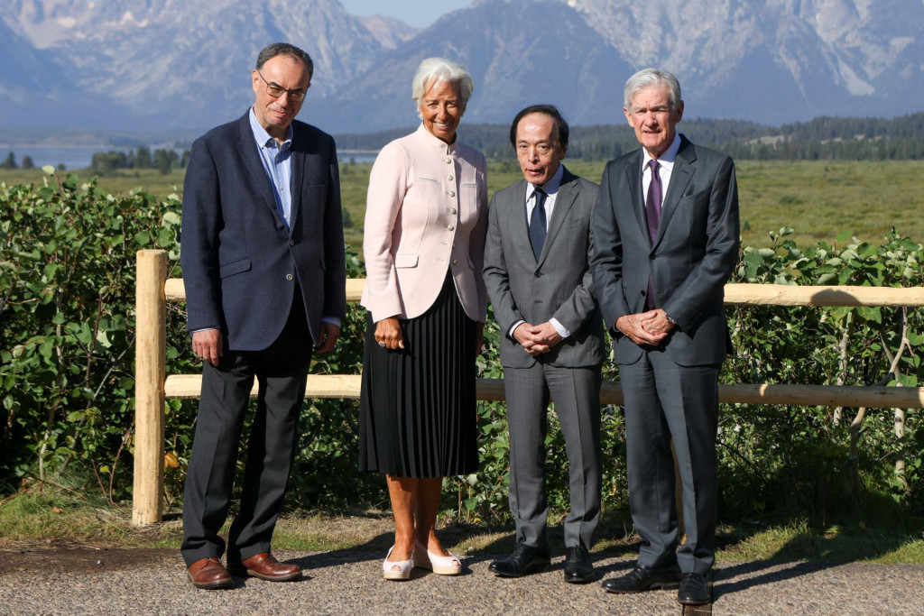 Guvernér Bank of England Governor Andrew Bailey, prezidentka ECB Christine Lagardová guvernér Bank of Japan Governor Kazuo Ueda a šéf amerického Fedu Jerome Powell na sympóziu v Jackson Hole. FOTO: REUTERS