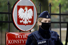 Polícia upozornila, že od apríla 2022 platí v Poľsku zákon postihujúci podporu ruskej vojenskej agresie proti Ukrajine, ako je napríklad používanie či propagácia symbolov na podporu ruskej invázie, za čo hrozí pokuta, ale aj väzenie až na dva roky. FOTO: REUTERS