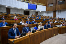 Zakladatelia strany musia vyzbierať aspoň 10-tisíc podpisov, odovzdať ich ministerstvu a požiadať o registráciu. FOTO: TASR/Jaroslav Novák