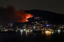 A wildfire in the mountains of Santa Cristina de Cobres, near Vigo, in the province of Pontevedra, Spain August 21, 2025. REUTERS/Nacho Doce FOTO: Nacho Doce