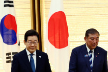 Japonský premiér Šigeru Išiba a juhokórejský prezident I Če Mjong. FOTO: REUTERS