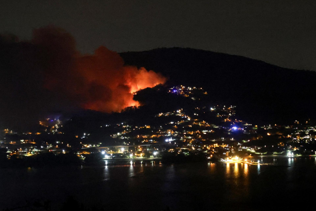 A wildfire in the mountains of Santa Cristina de Cobres, near Vigo, in the province of Pontevedra, Spain August 21, 2025. REUTERS/Nacho Doce FOTO: Nacho Doce