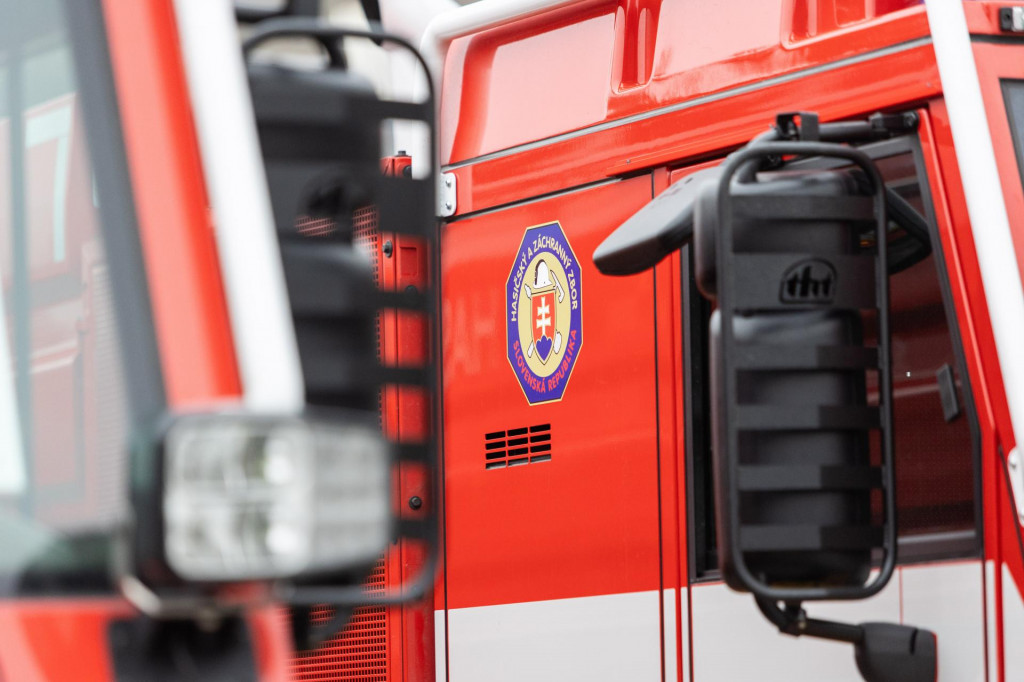 Na snímke logo Hasičského a záchranného zboru Slovenskej republiky pri prehliadke novej techniky po tom, ako si Hasičský a záchranný zbor (HaZZ) v Žiline si prevzal od ministerstva vnútra SR novú techniku za viac ako 12 miliónov eur vo štvrtok 19. decembra 2024 v Žiline. FOTO TASR - Daniel Stehlík *** Local Caption *** PROFIL FOTO: Daniel Stehl?k