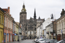 Ak by ste sa rozhodli dostať z Hviezdoslavovho námestia v Bratislave k Dómu sv. Alžbety v Košiciach, autom by vám to trvalo štyri hodiny a 24 minút. FOTO: TASR/František Iván