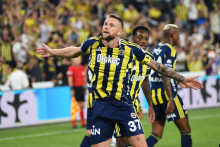 Náš stopér, ktorý viedol Fenerbahce v pozícii kapitána, gólovo udrel už v 5. minúte domáceho duelu proti Kocaelisporu. FOTO: Profimedia.sk