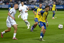 Zľava Nino Marcelli (Slovan) a Ben Cotrell (Michalovce). FOTO: TASR/Roman Hanc