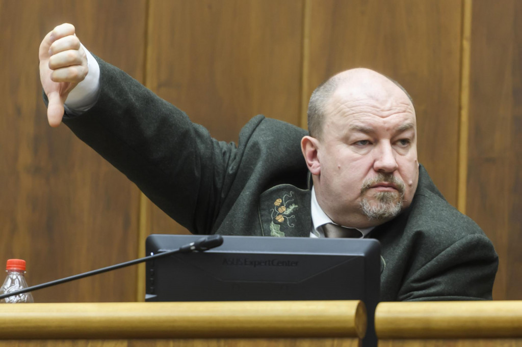 Minister &scaron;portu Rudolf Huliak je propag&aacute;torom my&scaron;lienky spoč&iacute;tať stav medveďov na Slovensku nanovo. FOTO: TASR/J. Nov&aacute;k