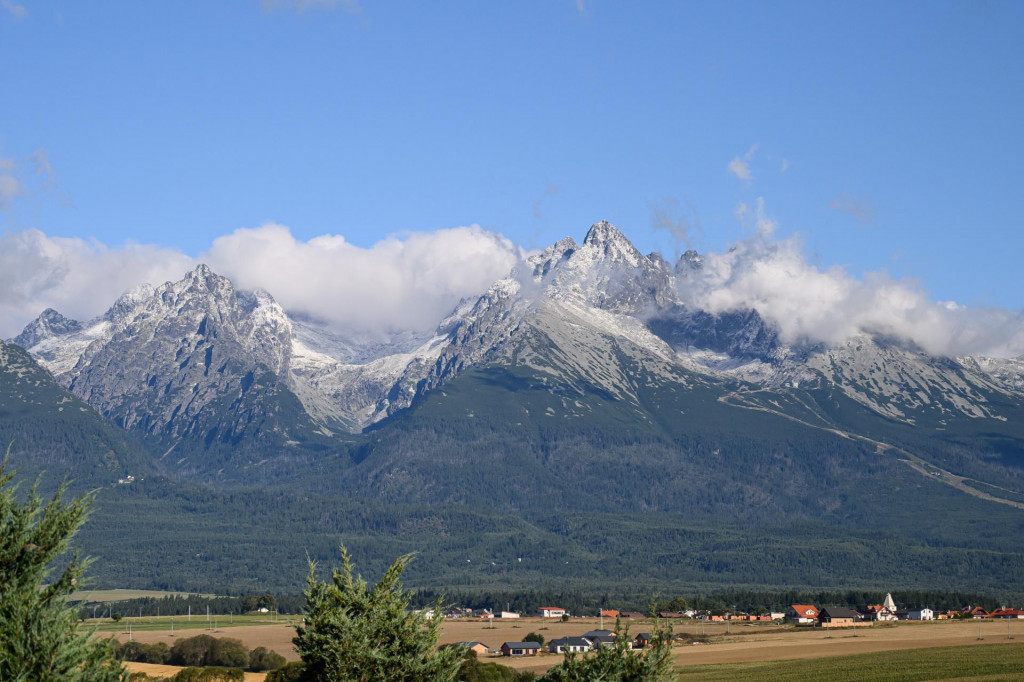 Snehový poprašok na tatranských štítoch, uprostred Lomnický štít. FOTO: TASR/Michal Svítok