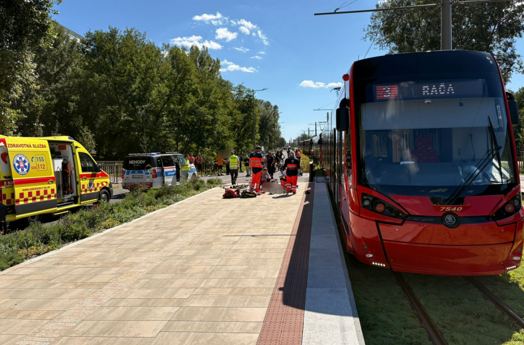 Nehoda na električkovej trati v Petržalke. FOTO: Facebook polície/Bratislavský kraj