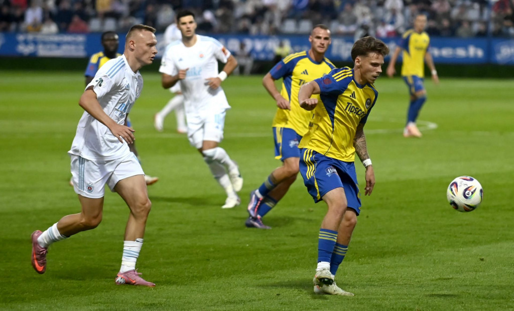 Zľava Nino Marcelli (Slovan) a Ben Cotrell (Michalovce). FOTO: TASR/Roman Hanc
