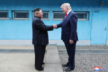 Archívna snímka Kim Čong-una a Donalda Trumpa pri ich stretnutí v roku 2019. FOTO: REUTERS/KCNA