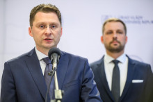 Sprava minister zdravotníctva Kamil Šaško a predseda Lekárskeho odborového združenia Peter Visolajský. FOTO: TASR/Jaroslav Novák