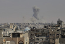 Dym stúpa po izraelskom bombardovaní juhu Pásma Gazy v meste Chán Júnis. FOTO: TASR/AP