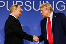 Na snímke Vladimir Putin a Donald Trump počas stretnutia na Aljaške. FOTO: REUTERS
