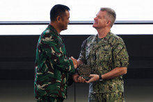 Zástupca indonézskeho vojenského veliteľa generál Tandyo Budi Revita a admirál námorníctva Samuel Paparo, veliteľ amerických indicko-pacifických síl. FOTO: Reuters