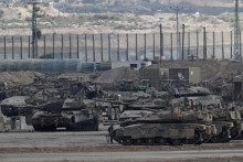 Izraelské tanky na hranici Pásma Gazy. FOTO: Reuters