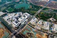 Siovo dieťa ožíva. Futuristické mesto čínskeho prezidenta sa postupne prebúdza k životu. Na snímke je jedna z kancelárskych budov. FOTO: Profimedia