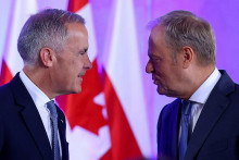 Poľský premiér Donald Tusk a kanadský premiér Mark Carney. FOTO: Reuters