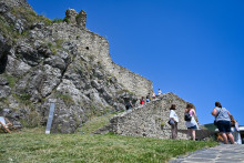 Nestabilný skalný masív pod hradom Devín predstavoval riziko od roku 2017, keď sa na cestu zrútili kamene a mestská časť vyhlásila mimoriadnu situáciu. FOTO: TASR/Pavol Zachar