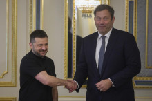 Ukrajinský prezident Volodymyr Zelenskyj a nemecký vicekancelár a minister financií Lars Klingbeil (vpravo) počas stretnutia v Kyjeve. FOTO: TASR/AP