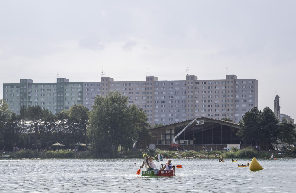 Pohľad na Petržalku pri jazere Draždiak. FOTO: TASR/Martin Baumann