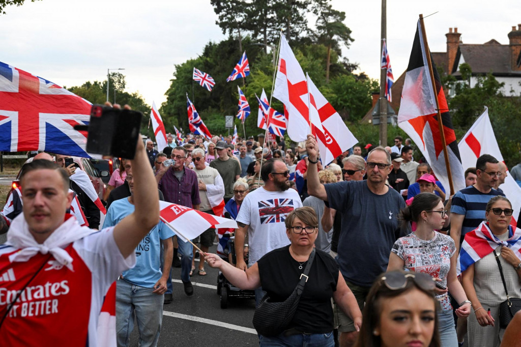 Protestujúci na protiimigračnej demonštrácii v Británii. FOTO: Reuters