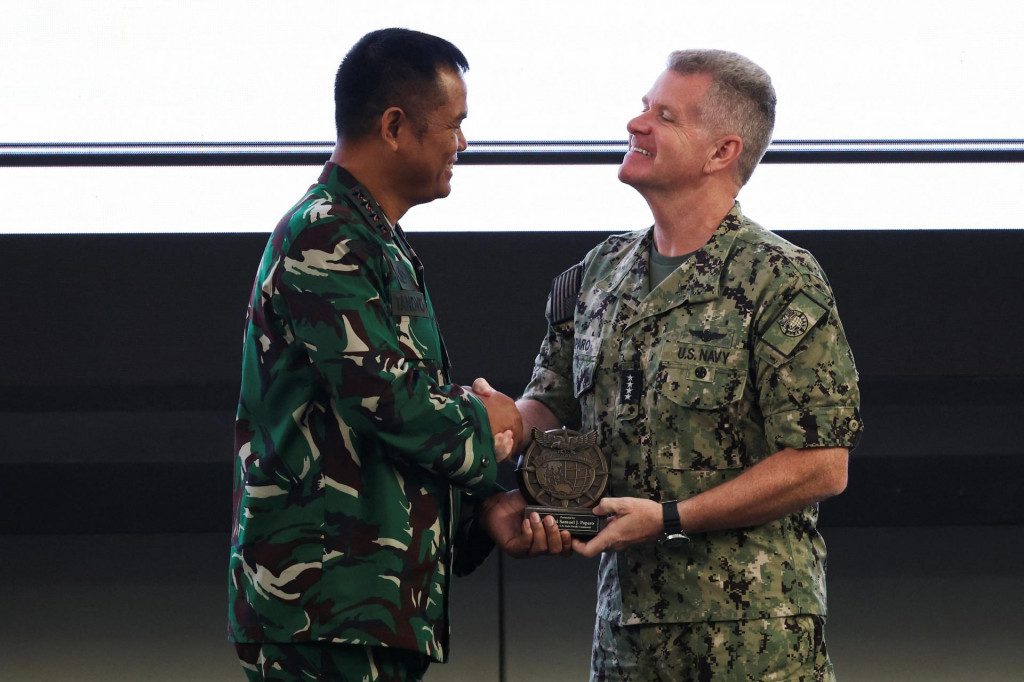 Zástupca indonézskeho vojenského veliteľa generál Tandyo Budi Revita a admirál námorníctva Samuel Paparo, veliteľ amerických indicko-pacifických síl. FOTO: Reuters
