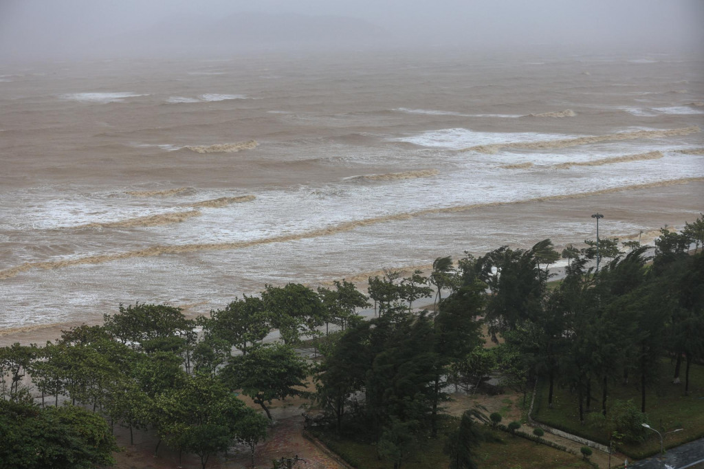 Tajfún Kajiki sa blíži k strednej oblasti Vietnamu. FOTO: Reuters