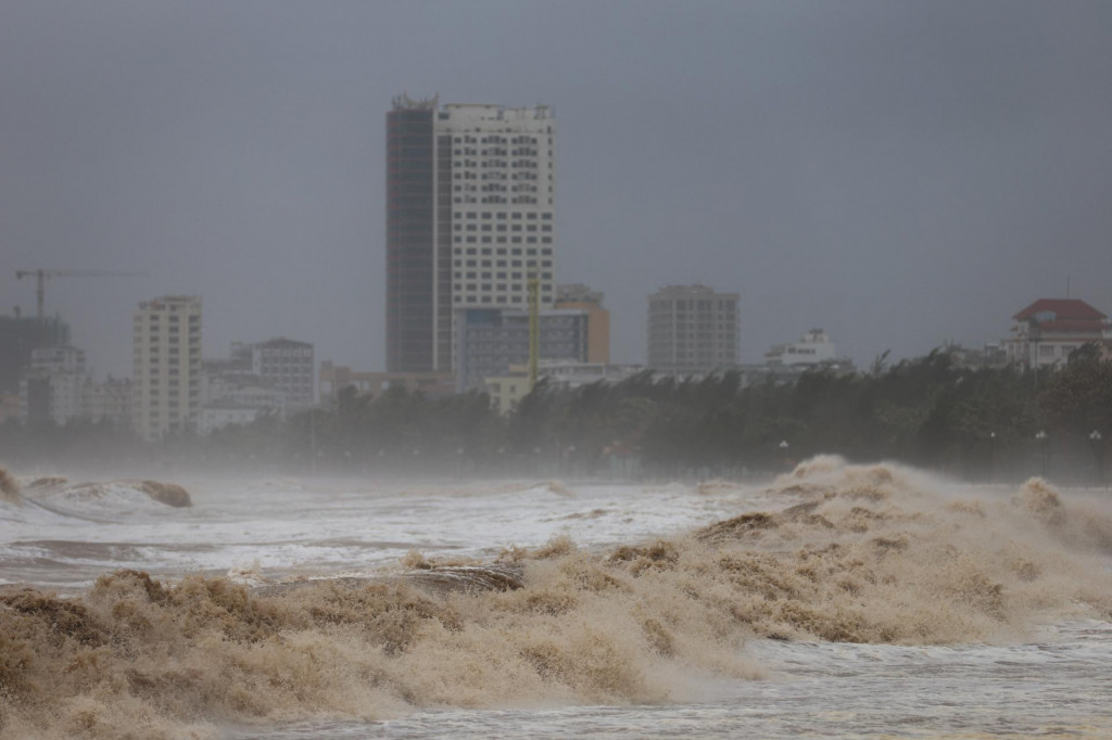Vlny sa bl&iacute;žia k pl&aacute;ži Cua Lo, zatiaľ čo tajf&uacute;n Kadžiki sa bl&iacute;ži k provincii Nghe An vo Vietname. FOTO: Reuters