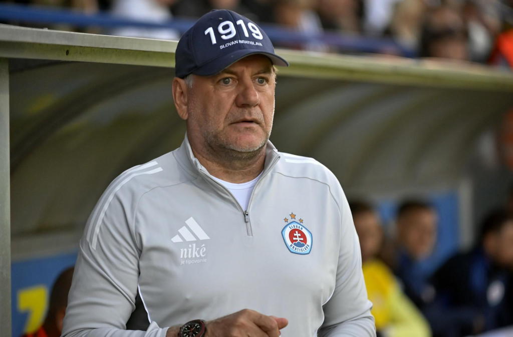 Vladimír Weiss videl v priebehu 18 dní už druhú červenú kartu po vulgarizmoch smerom k arbitrom. FOTO: TASR/R. Hanc