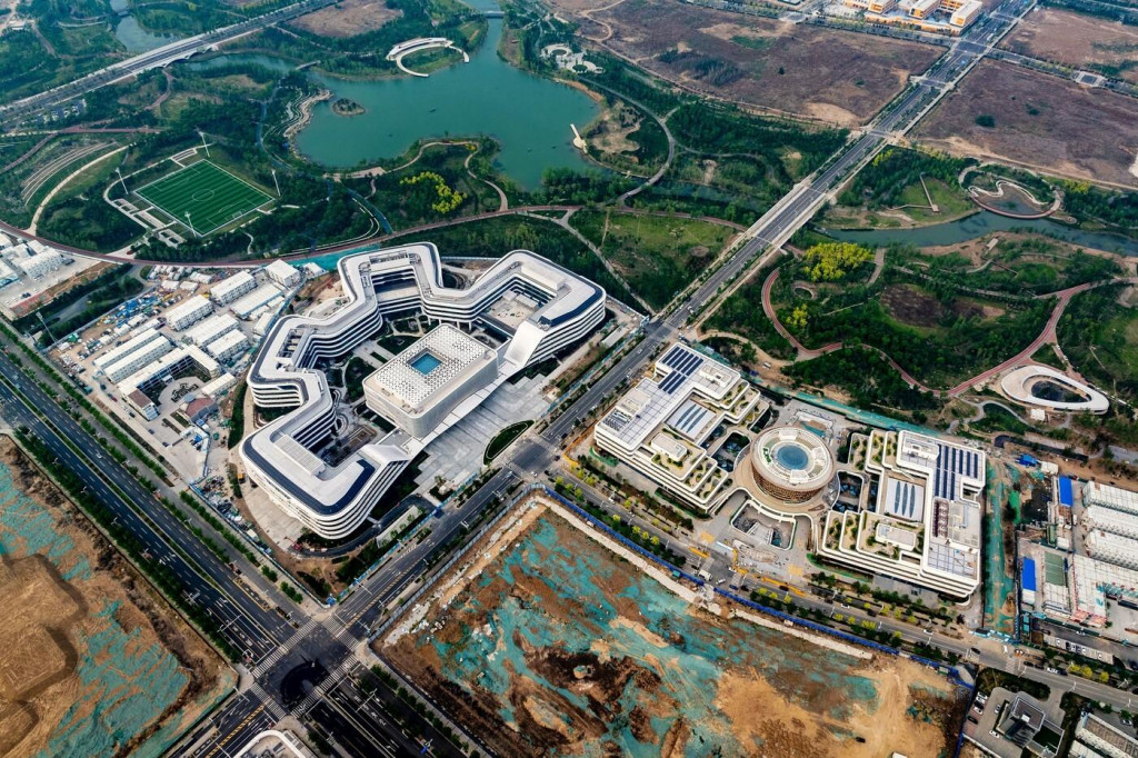 Siovo dieťa ožíva. Futuristické mesto čínskeho prezidenta sa postupne prebúdza k životu. Na snímke je jedna z kancelárskych budov. FOTO: Profimedia