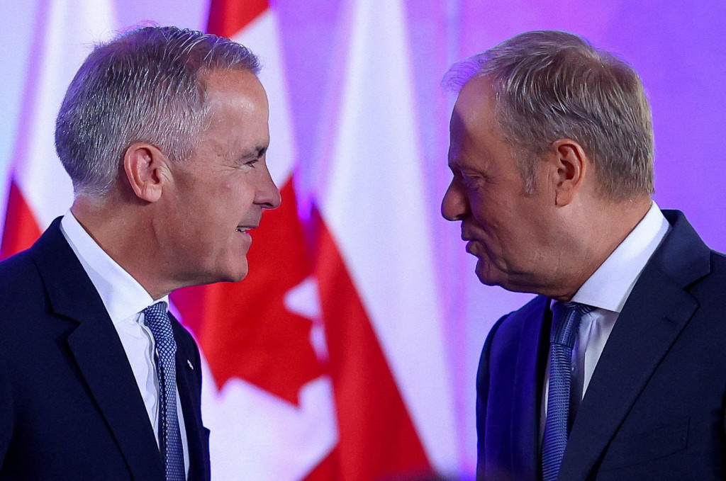 Poľský premiér Donald Tusk a kanadský premiér Mark Carney. FOTO: Reuters