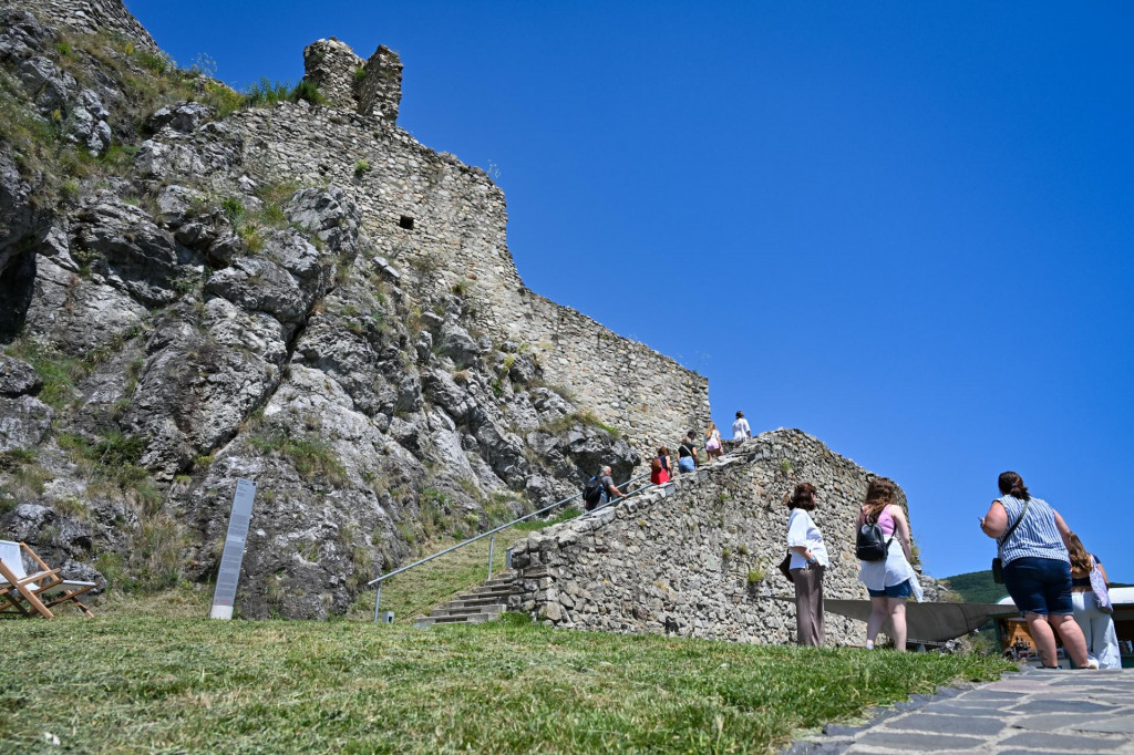 Nestabilný skalný masív pod hradom Devín predstavoval riziko od roku 2017, keď sa na cestu zrútili kamene a mestská časť vyhlásila mimoriadnu situáciu. FOTO: TASR/Pavol Zachar
