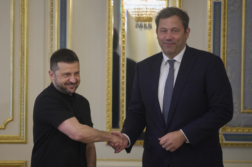 Ukrajinský prezident Volodymyr Zelenskyj a nemecký vicekancelár a minister financií Lars Klingbeil (vpravo) počas stretnutia v Kyjeve. FOTO: TASR/AP